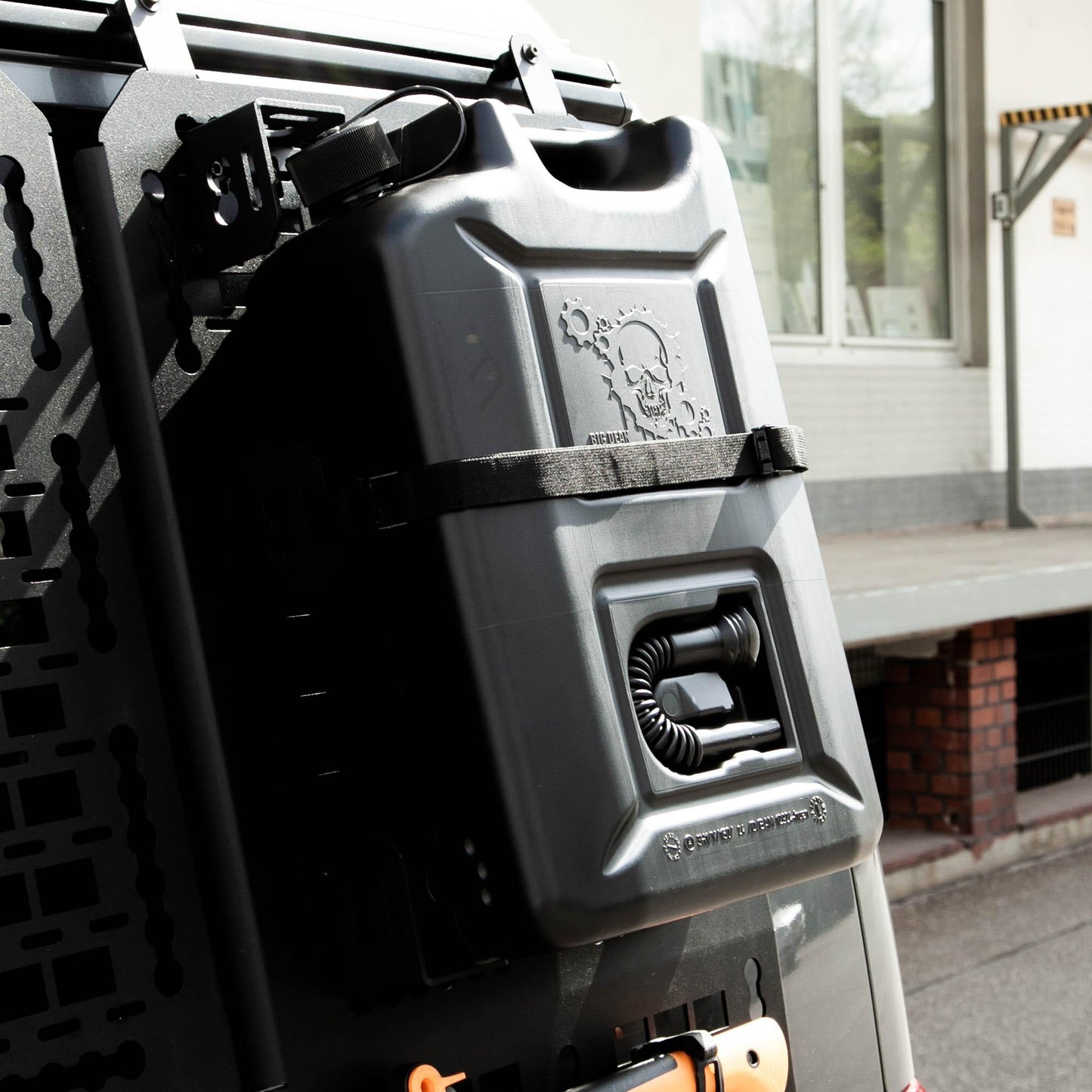 B-Ware: 040parts Benzinkanister 20L Schwarz im Totenkopf Design Kraftstoffkanister für Benzin Diesel und AdBlue Made in Germany