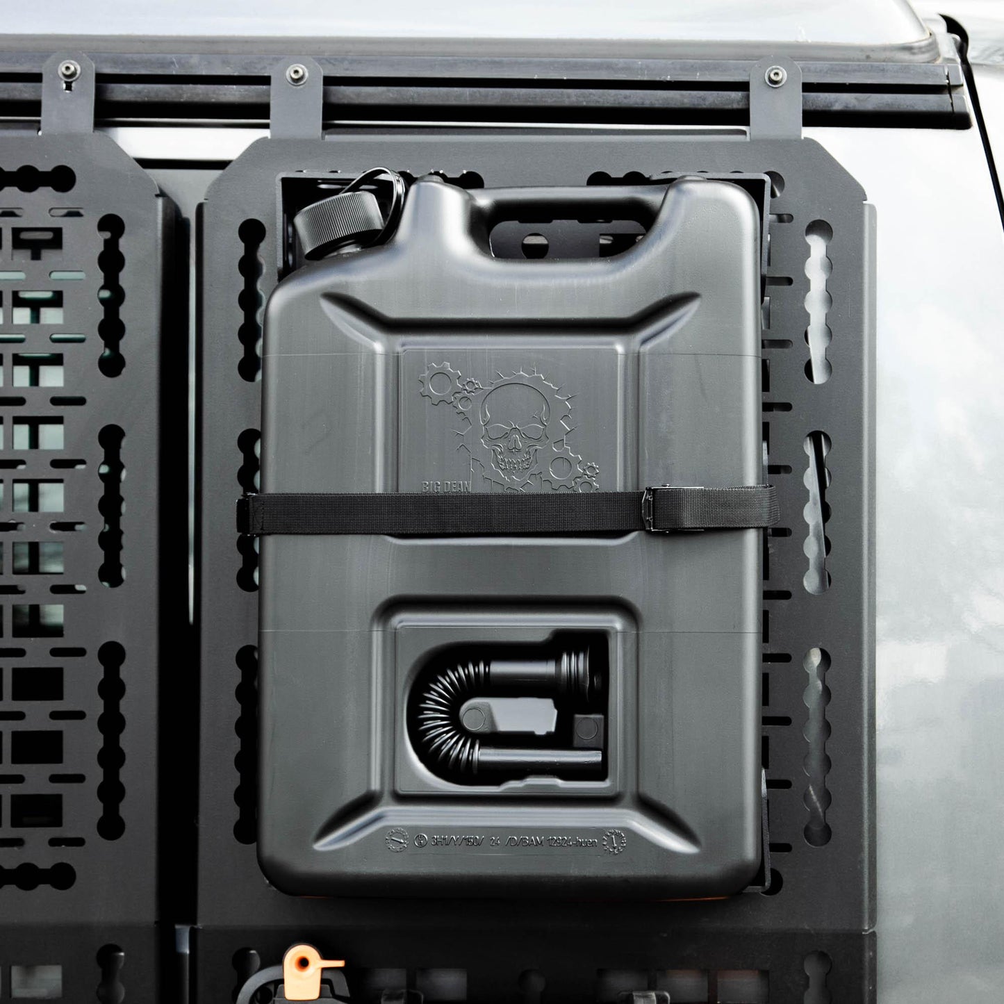 B-Ware: 040parts Benzinkanister 20L Schwarz im Totenkopf Design Kraftstoffkanister für Benzin Diesel und AdBlue Made in Germany