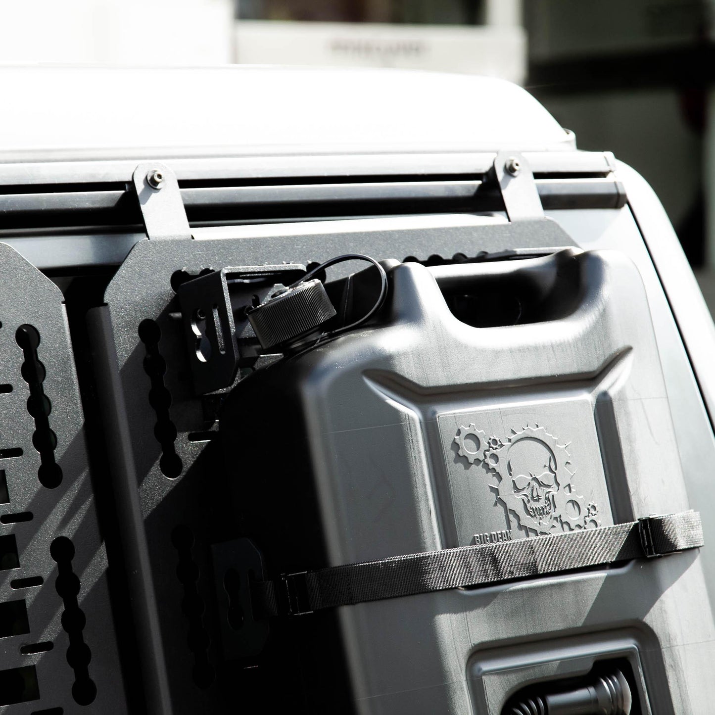 B-Ware: 040parts Benzinkanister 20L Schwarz im Totenkopf Design Kraftstoffkanister für Benzin Diesel und AdBlue Made in Germany