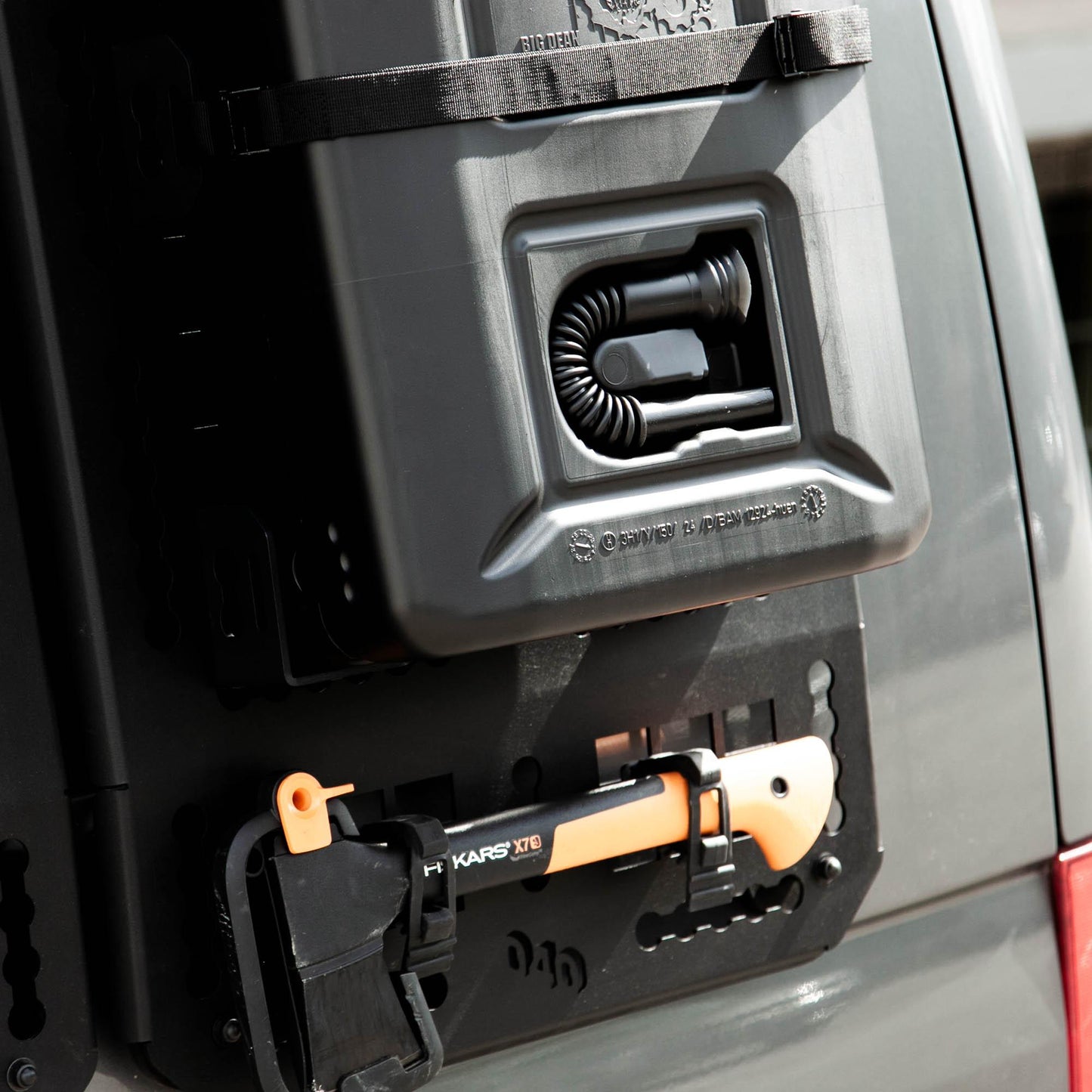 B-Ware: 040parts Benzinkanister 20L Schwarz im Totenkopf Design Kraftstoffkanister für Benzin Diesel und AdBlue Made in Germany